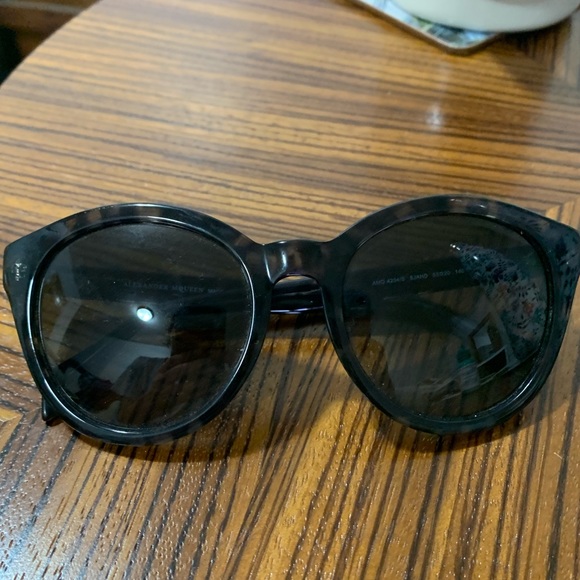 Alexander McQueen Gray Tortoiseshell Sunglasses - Picture 2 of 5